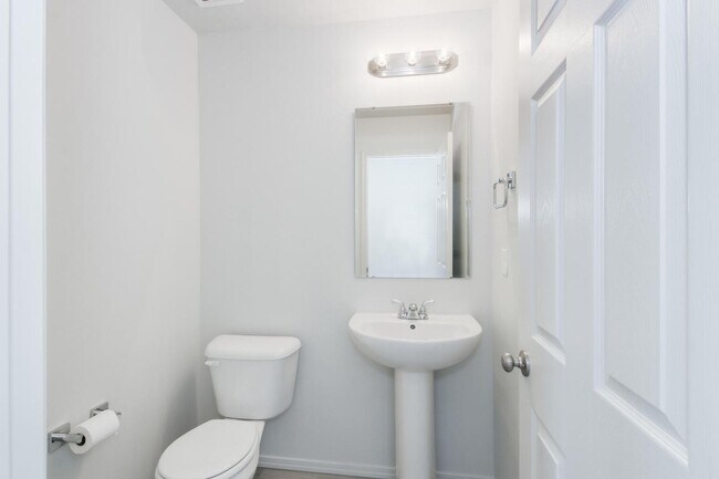Building Photo - Newer 4 Bed / 2.5 Bath House For Rent _ Pl...