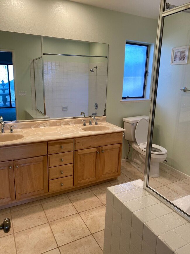 Building Photo - Single story 3 bed, 2 bath home with yard