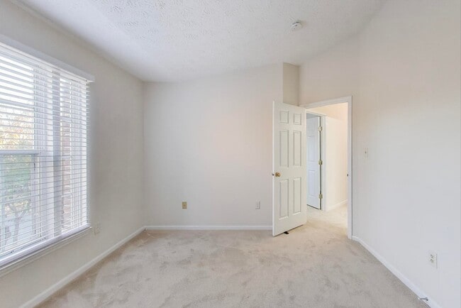 Building Photo - Ellicott City townhome for you!