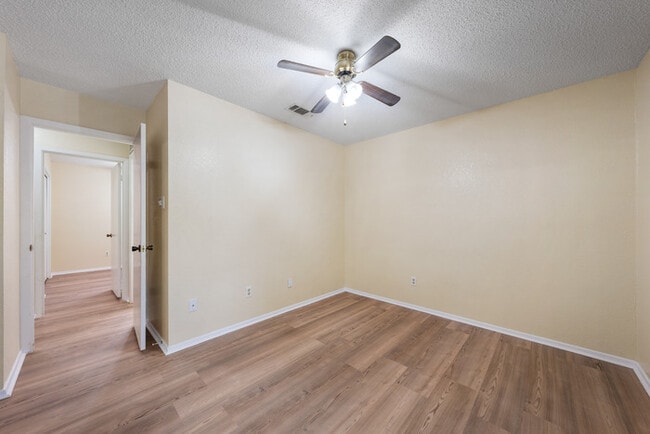 Building Photo - 1015 E Yager Ln