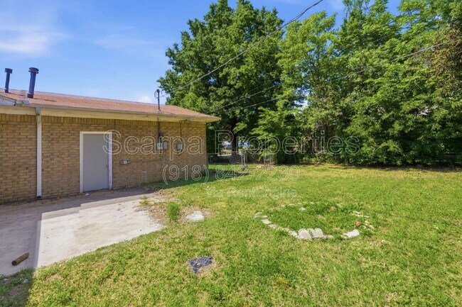 Building Photo - 313 E Woodrow Pl