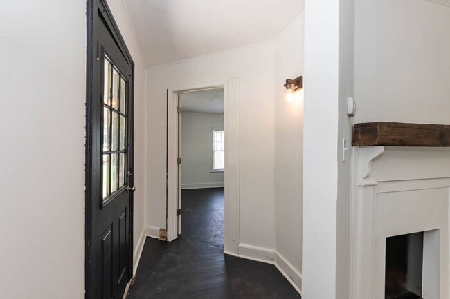 Building Photo - 930 Elm St