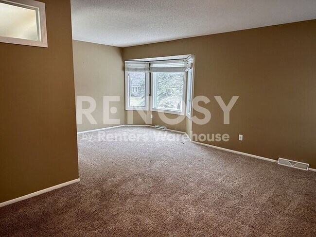 Building Photo - 5 Bedroom 3 Bathroom Single Family Home in Burnsville