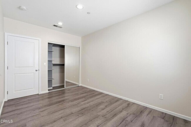 Building Photo - 6721 Vineland Ave
