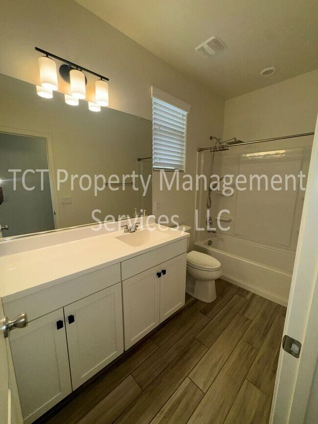Building Photo - Move In Ready Home in The Parks