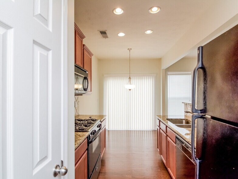 Building Photo - 815 Forsythia Way