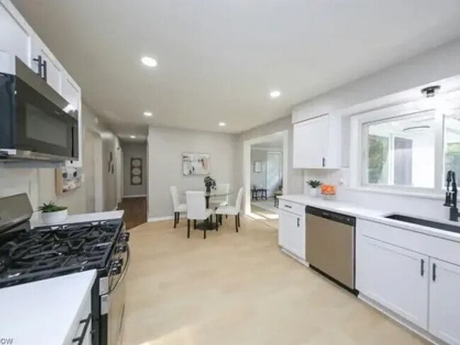 Building Photo - This stunning three-bedroom, two full-bath home was fully remodeled in 2024 and is move-in ready