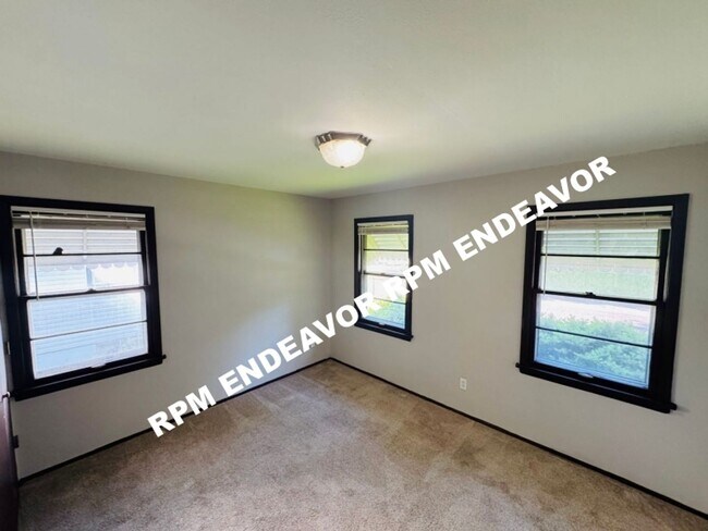 Building Photo - 4 Bed | 2 Bath | Pet Friendly | Spacious ,Fenced in Yard!