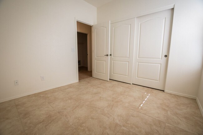 Building Photo - Charming 4 Bedroom, 3 Bath Home, with 2 Ca...