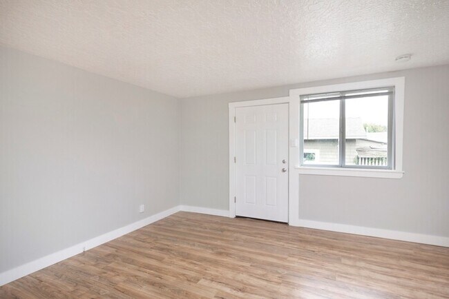 Building Photo - 4740 NE 99th Ave