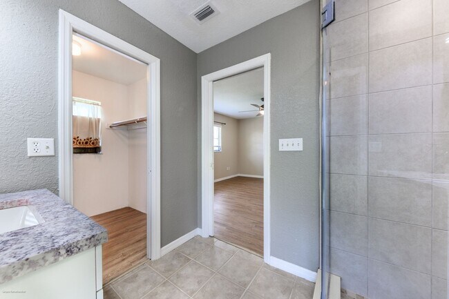 Building Photo - price drop!! PET FRIENDLY- WATERFRONT- SPACIOUS- CENTRAL LOCATION