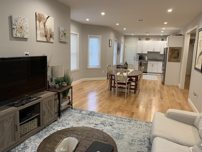 Building Photo - 226 Fellsway W