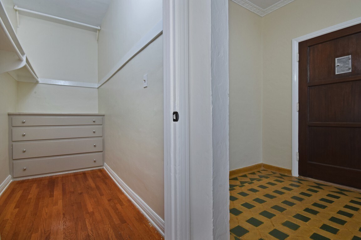 Building Photo - 724 S Genesee Ave