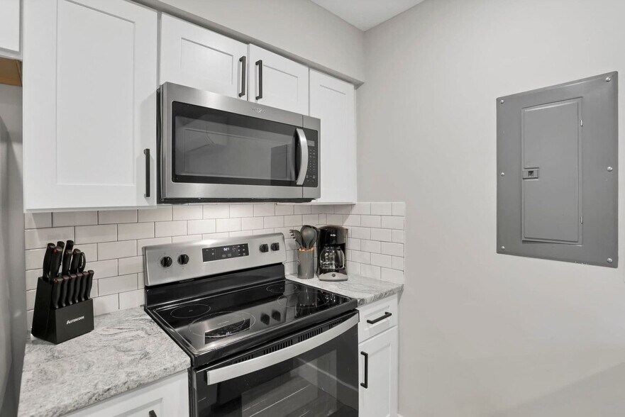 Building Photo - 494 Forest St