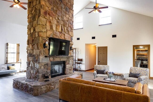 Building Photo - 1901 Harmon Hills Rd