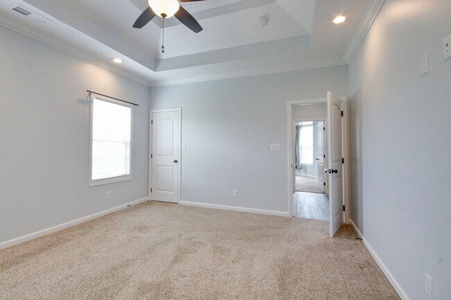 Building Photo - mega Huge wow. 4 bed 3 bath.