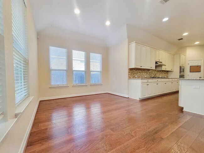 Building Photo - Large 3 Bedroom, 2.5 Bathroom Home – Fully Equipped Kitchen & Washer/Dryer Hookups