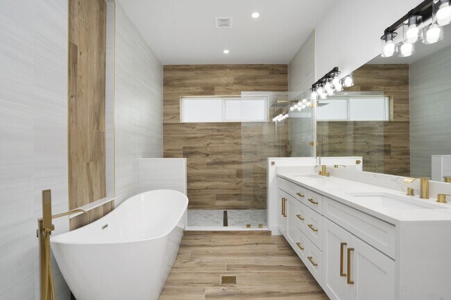 Building Photo - 5/3 Luxury Custom Home plus Boat dock, Pool and Stunning Views!!