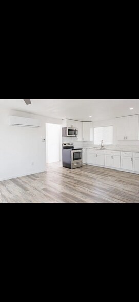 Building Photo - 8921 Cottonwood Ave