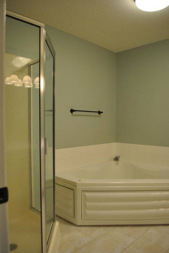 Building Photo - 9305 Turnberry Alcove