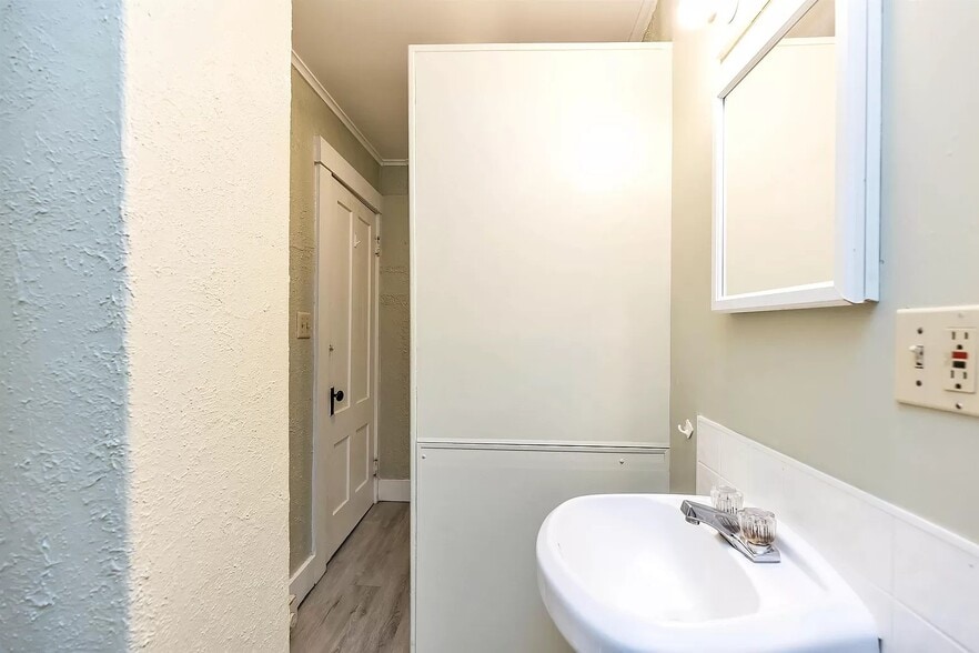 Building Photo - 40 Wilford St