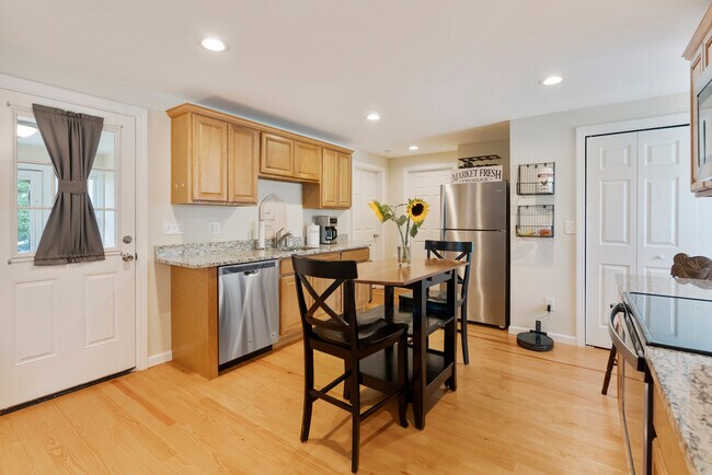 Building Photo - 160 Beecher St