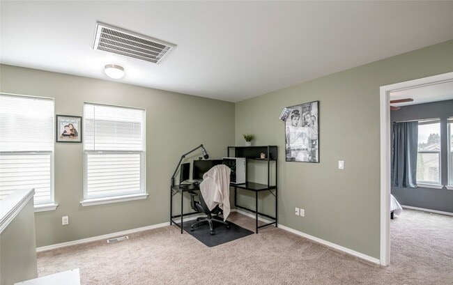 Building Photo - Large 3 bedroom pet friendly home at a gre...