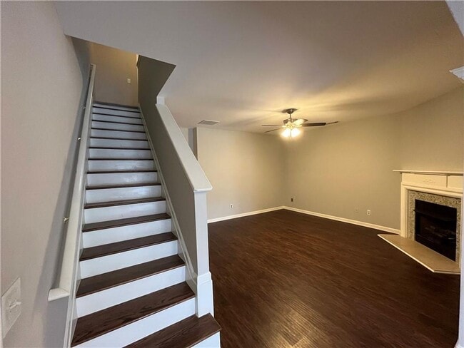 Building Photo - 2048 Lakeshore Overlook Dr