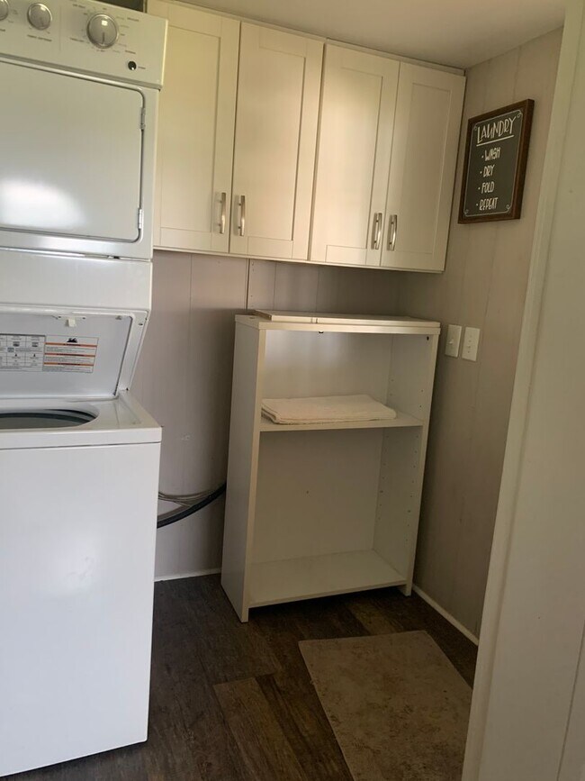 Building Photo - 3 bedroom 2 bath on High Rock Lake