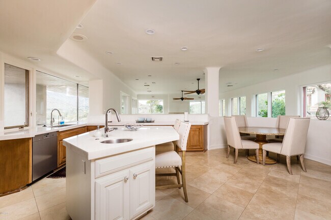 Building Photo - 7421 N Las Brisas Ln