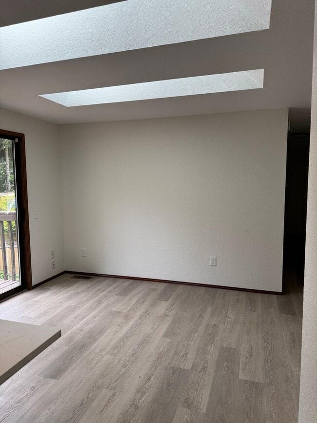 Building Photo - Quiet, N.Seattle neighborhood - duplex