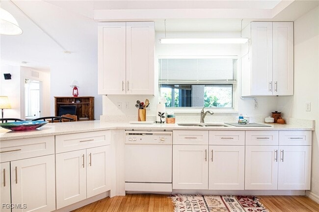 Building Photo - 3032 SW 10th Ave