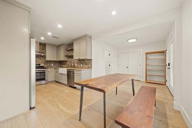 Building Photo - 912 Mansell Ave