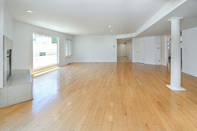 Building Photo - 1643 2nd St
