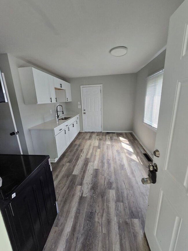 Building Photo - 3 BEDROOM SINGLE FAMILY