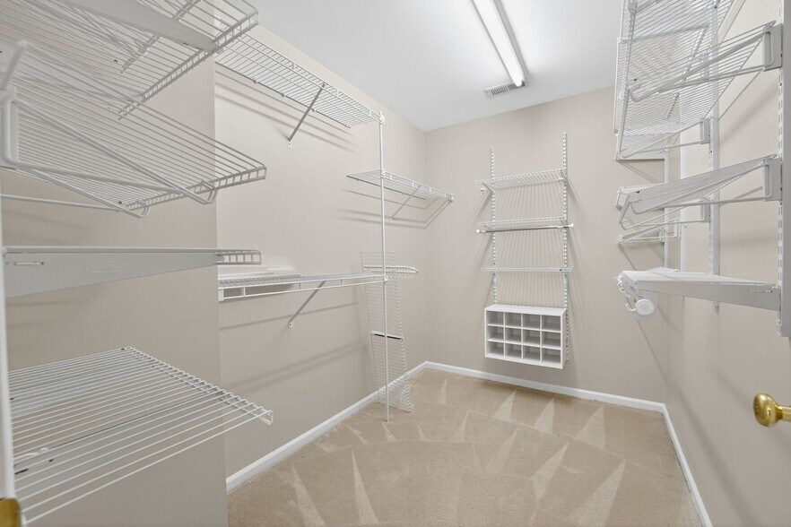 Building Photo - 5229 Bentgrass Run Dr