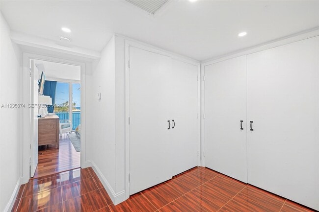 Building Photo - 2508 Bay Dr