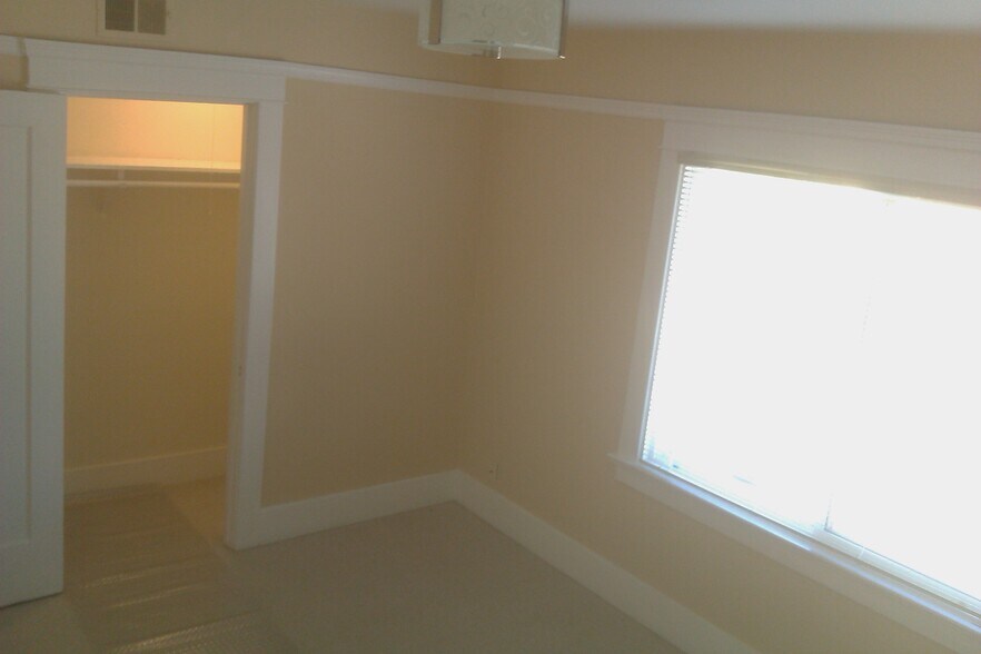 Building Photo - 917 Grand Ave