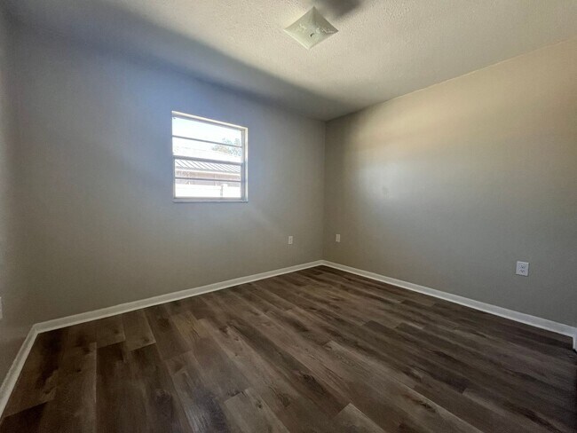 Building Photo - 2 bed/ 1 bath duplex