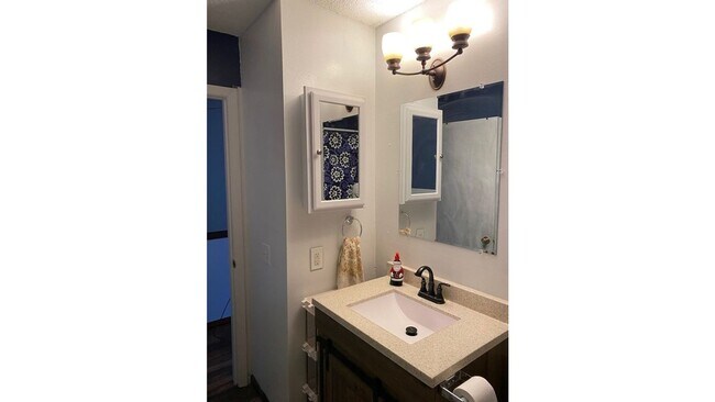 Building Photo - Spacious 3 - Bedroom Townhome with Modern ...