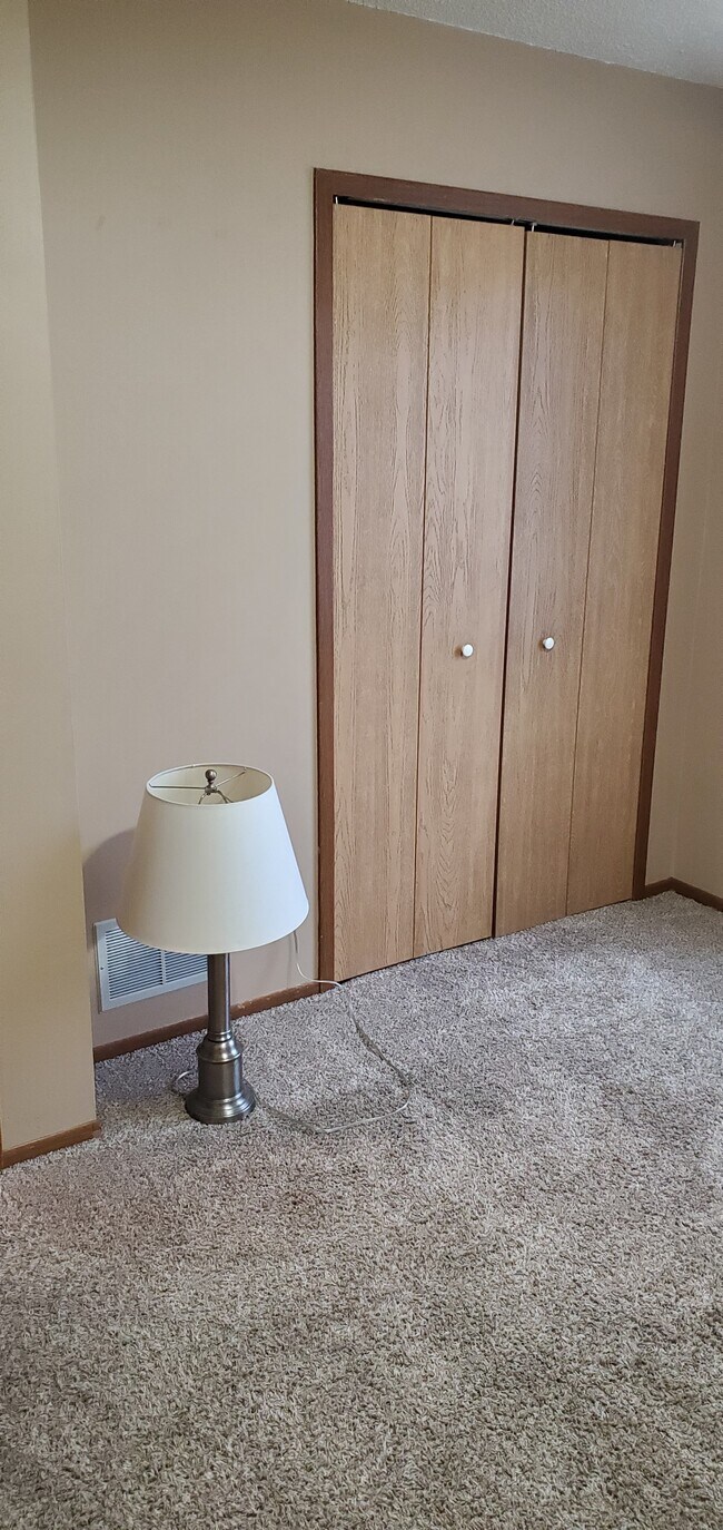 2nd - upper level bedroom - 14619 Burnell Park Dr