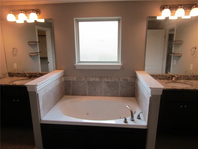 Building Photo - 4200 SW Rhinestone Blvd