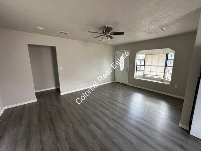 Building Photo - Updated and spacious 2 bedroom/1 bathroom house with detached 1 car garage.