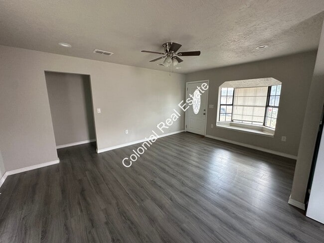 Building Photo - Updated and spacious 2 bedroom/1 bathroom house with detached 1 car garage. Granite countertops, ...