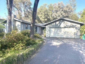 Building Photo - Single story golf course 3/2 home in Lake ...