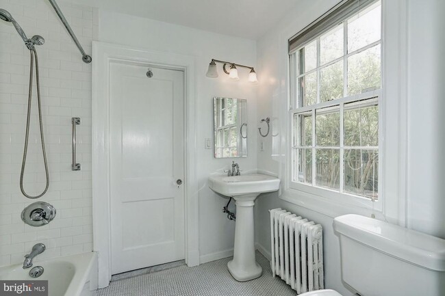 Building Photo - 4350 River Rd NW