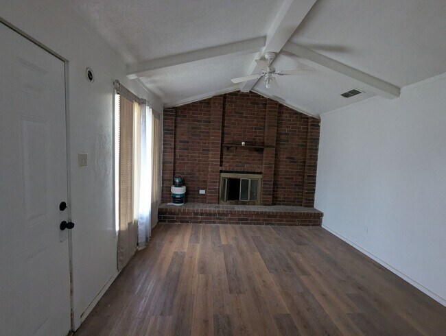 Building Photo - Spacious Updated 3 Bedroom Home