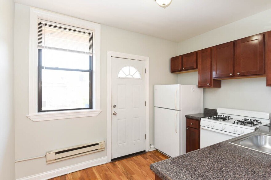 Building Photo - 4409 N Wolcott Ave