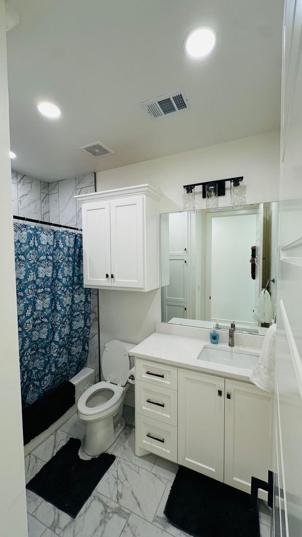Building Photo - CORPORATE LEASE!!! Attn traveling nurse, e...