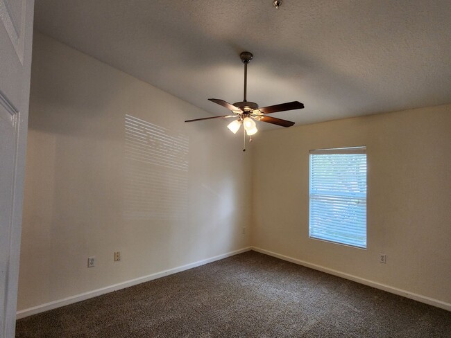 Building Photo - West Side - 3/2 Upstairs Manotak Oaks Condo